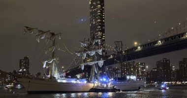 A masted Mexican Navy training ship, the CuauhtÃ©moc, sits stranded after colliding with the Brooklyn Bridge.