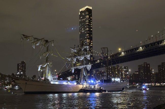 Breaking: Tall Ship Crashes Into Brooklyn Bridge, Multiple People Injured