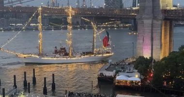 Brooklyn Bridge is hit by boat in jaw-dropping footage