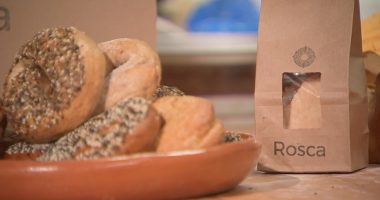 Chicago chef Felix Zepeda of Rosca collaborates with Pilsen panadería to sell bagels with Mexican twist; for sell at