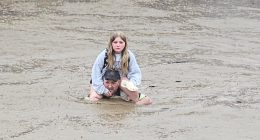 Dad carries 9-year-old daughter on shoulders through Westernport flood waters