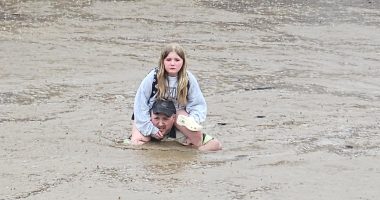 Dad carries 9-year-old daughter on shoulders through Westernport flood waters