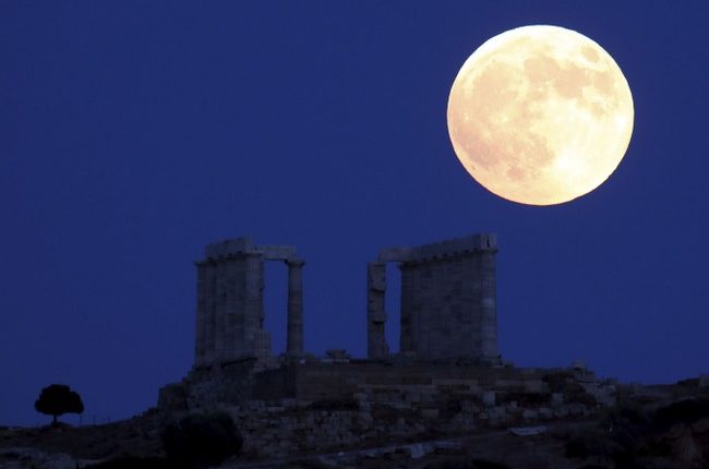 Hot Takes: This Will Make You Laugh - Full Moon Rises As Palestine Protester Pantsed!