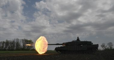 Ukrainian tank crew firing a Leopard 2A4 tank.