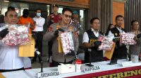 Indonesian police arrest an Australian man for allegedly smuggling cocaine to Bali