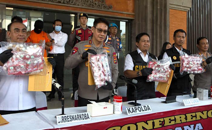 Indonesian police arrest an Australian man for allegedly smuggling cocaine to Bali
