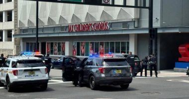 Jacksonville police secure AR-16, more weapons from armed suspect