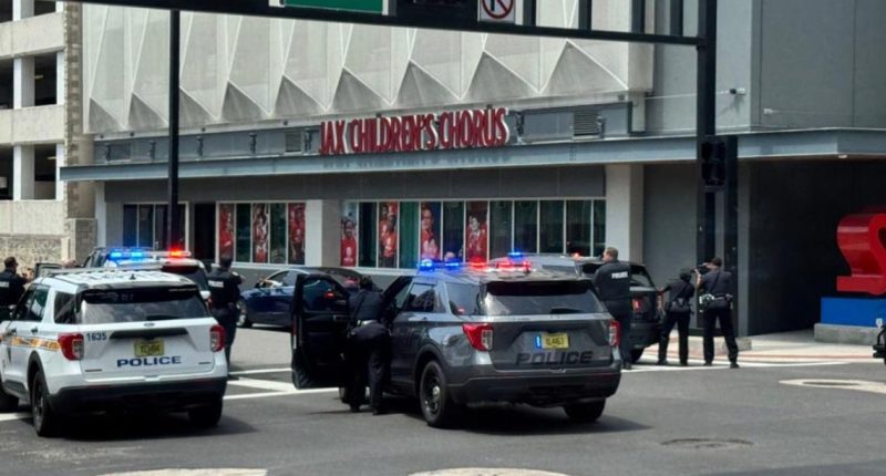Jacksonville police secure AR-16, more weapons from armed suspect