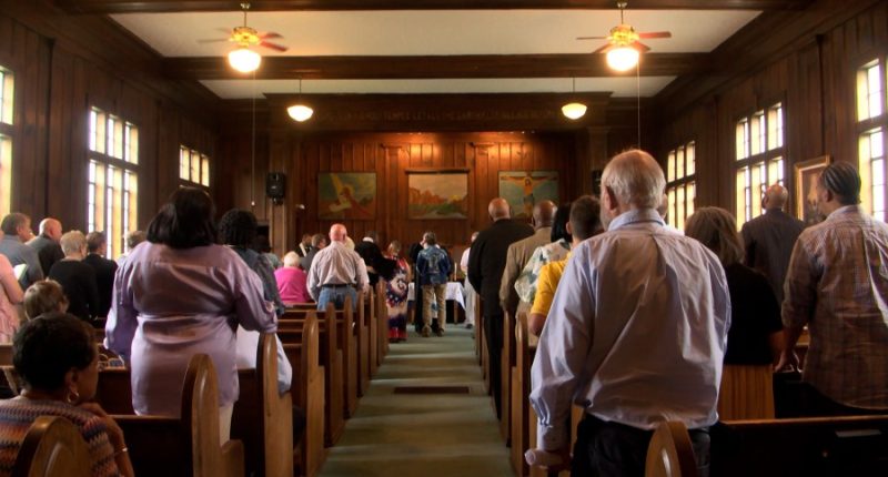 Kingsport church hosts final worship service at Maple Street building