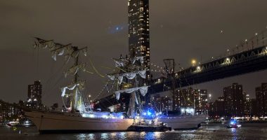 LIVE: Mexican navy training vessel hits New York's Brooklyn Bridge