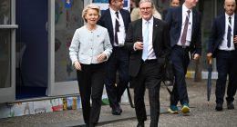 Ursula von der Leyen and Keir Starmer walking together.
