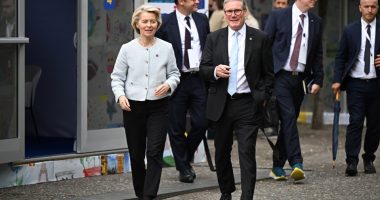 Ursula von der Leyen and Keir Starmer walking together.