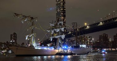Mexican navy ship hits Brooklyn Bridge