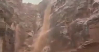 Flash flood in Petra, Jordan, forcing tourist evacuation.