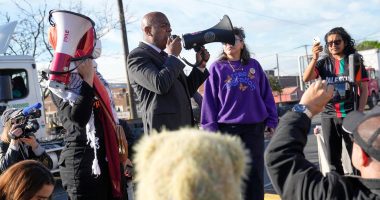 Newark mayor arrested amid protests against immigration center