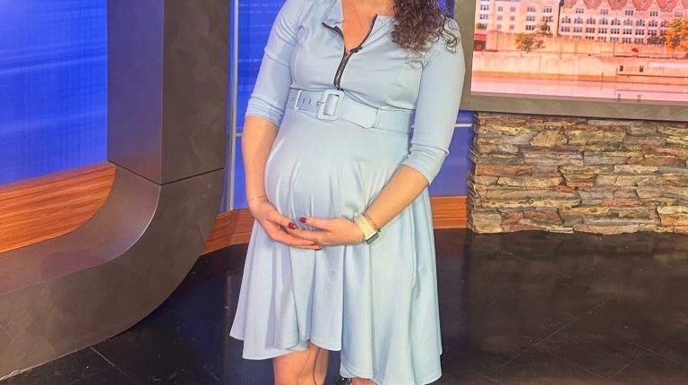 Pregnant news anchor on set.