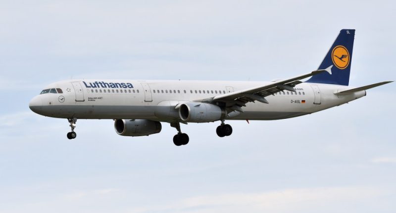 Lufthansa Airbus A321 landing.