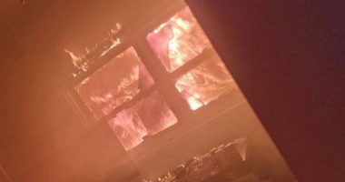 Photo shows fire devouring house as families flee in Melbourne