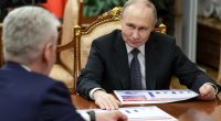 Vladimir Putin reviewing documents with Moscow Mayor Sergei Sobyanin.