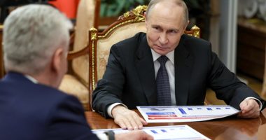Vladimir Putin reviewing documents with Moscow Mayor Sergei Sobyanin.