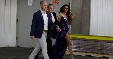 Sour-faced Belichick and Hudson make swift exit from pageant