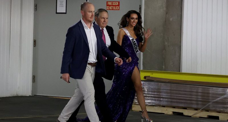 Sour-faced Belichick and Hudson make swift exit from pageant