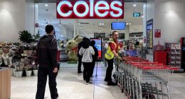 Australian shoppers are slashing $315 off their yearly grocery bill by purchasing fresh food that is close to the expiration date.