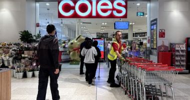 Australian shoppers are slashing $315 off their yearly grocery bill by purchasing fresh food that is close to the expiration date.