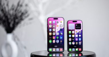 Trump threatens Apple with a 25 percent iPhone tariff