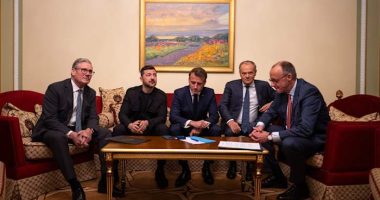 Ukrainian president welcomes Russian overtures, but says ceasefire must come before peace talks