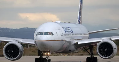 United Airlines planes in San Francisco clip wings