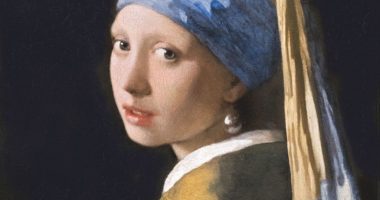 Painting of a girl wearing a blue and yellow headscarf and a pearl earring.