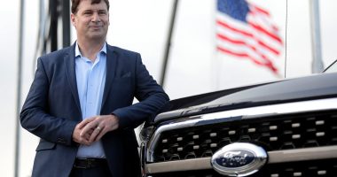 Ford extends discount program by a month