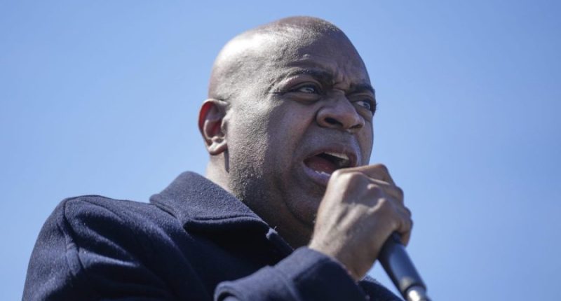 Judge scolds DOJ in dismissing ICE facility trespassing charge against Newark mayor
