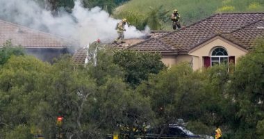 Small plane crashes into Los Angeles-area neighborhood, killing 1 person
