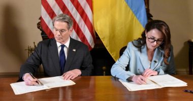 US Treasury secretary Scott Bessent and Ukrainian First Deputy Prime Minister Yulia Svyrydenko sign a deal
