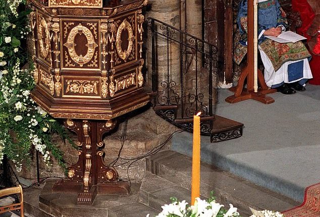 As Earl Charles Spencer delivers his eulogy, a shaft of light came through a window in the ceiling and lit up Diana's coffin