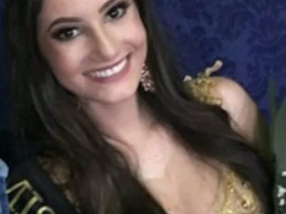 Photo of Bruna Zucco, Miss Photogenic, wearing a crown.
