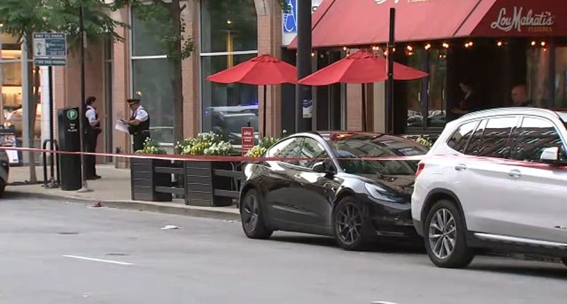 Chicago shooting injures man during fight on Wells Street in River North: CPD