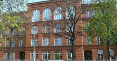 Miriam-Makeba Grundschule, a brick school building.