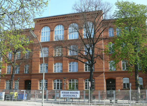 Miriam-Makeba Grundschule, a brick school building.