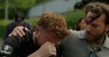 Emotional moment Sam Thompson breaks down in tears during marathon
