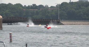 Gao Grotto holds Thunder on Vermilion boat race