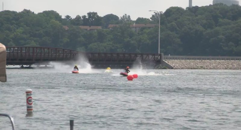 Gao Grotto holds Thunder on Vermilion boat race