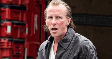 Hollywood legend looks unrecognisable on the set of new NFL movie