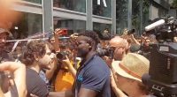 Hotel worker fights back against crowd of anti-tourism protesters