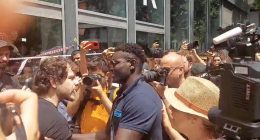 Hotel worker fights back against crowd of anti-tourism protesters