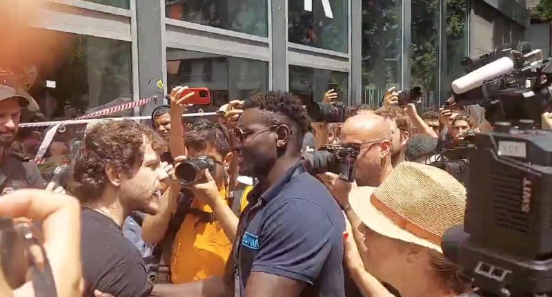 Hotel worker fights back against crowd of anti-tourism protesters