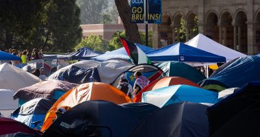 How a keffiyeh-wearing keynote speaker sparked boos for Jews at my UCLA graduation