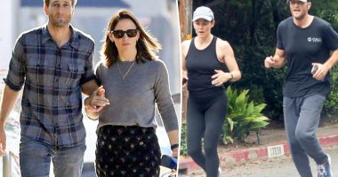 Jennifer Garner kisses boyfriend John Miller in rare PDA pics